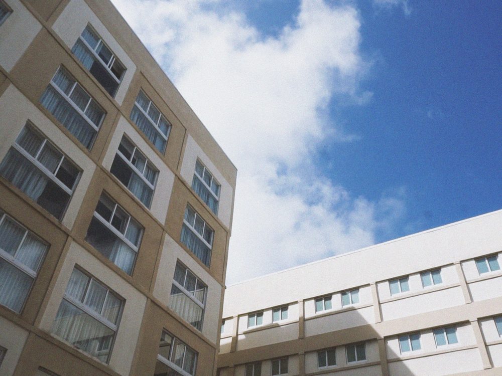 Fachada de prédio de condomínio, referência do tipo de edificação atendida
